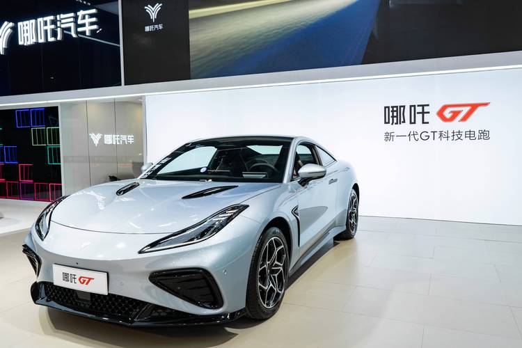 深圳8哪吒汽车在智能汽车领域的表现，领途汽车在新能源汽车市场中的影响力